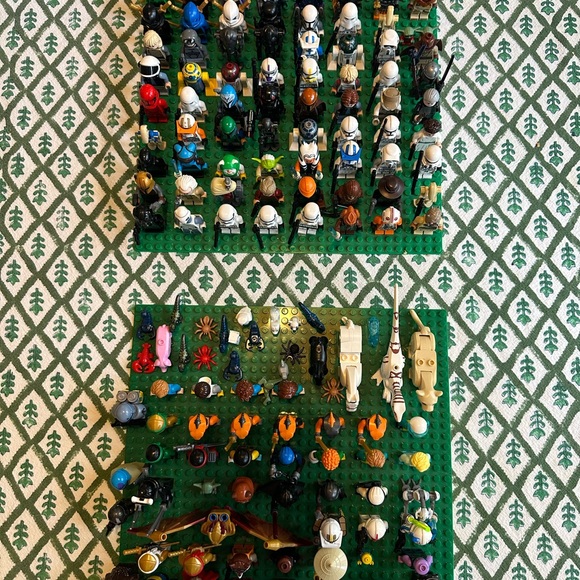 LEGO Minifigure Assortment and Base Plates - Picture 2 of 10